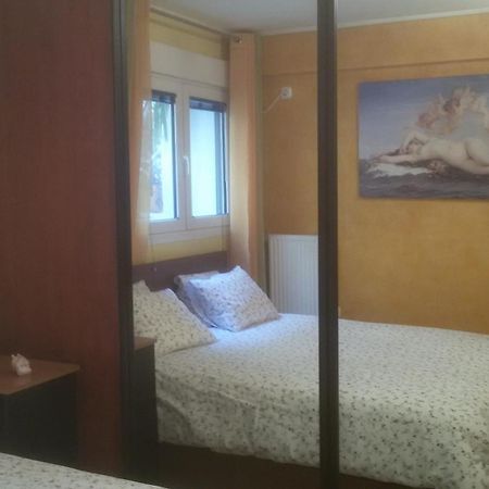 Quiet Apartment In Plaka Atenas Exterior foto